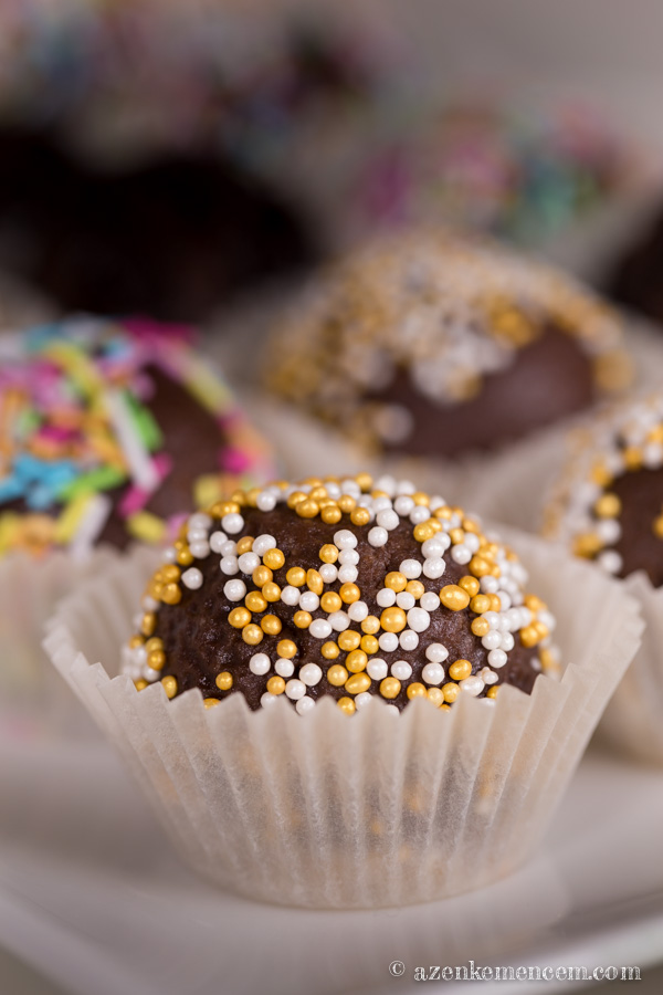Pilóta keksz golyók - színes cukorkákban és csokis tortadarában megforgatva