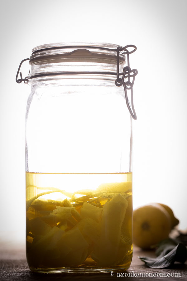 Limoncello - a citromhéjakat két hétig alkoholban áztatjuk